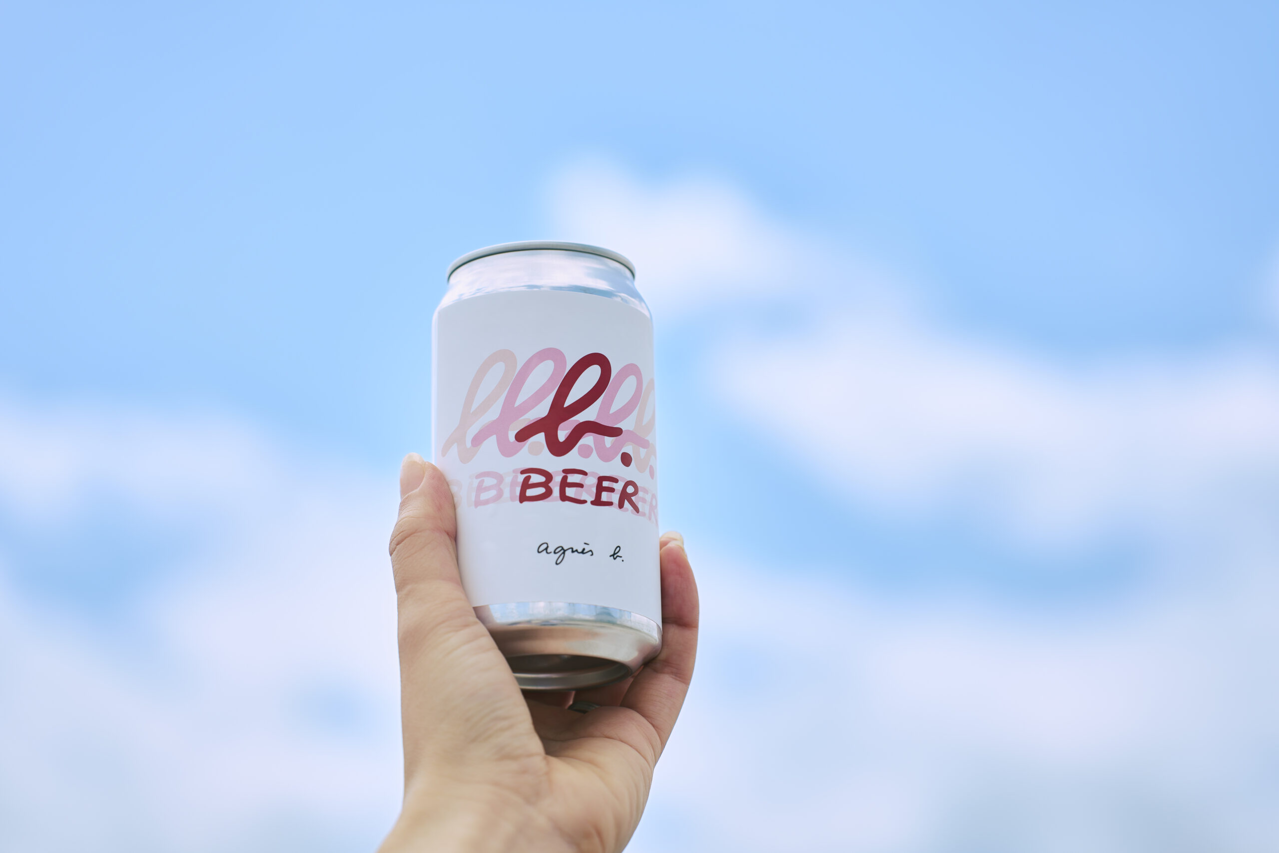 夏至の光のなかで、誰かが一杯を「つくっている」――ファッションブランドが、なぜビールを醸すのか。 その問いの答えは、たぶん「売るため」ではない。